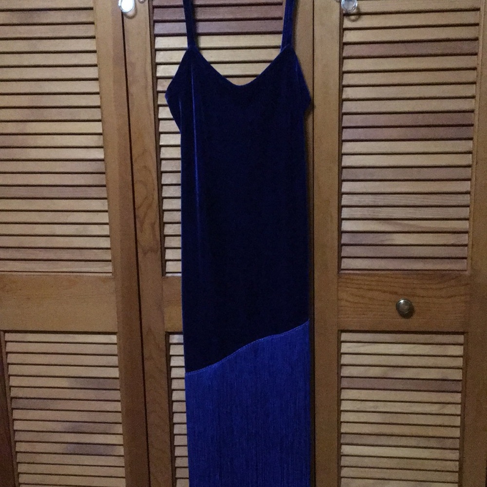 Long Flapper Style Gown With Asymmetrical Cut - image 2